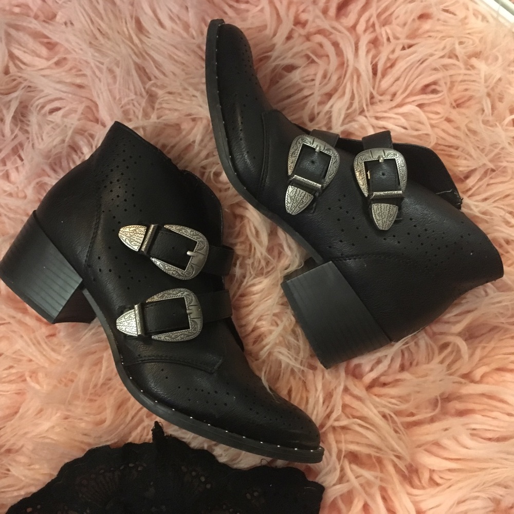 Qupid Wasco-37A Sz 7 Black Western Bootie